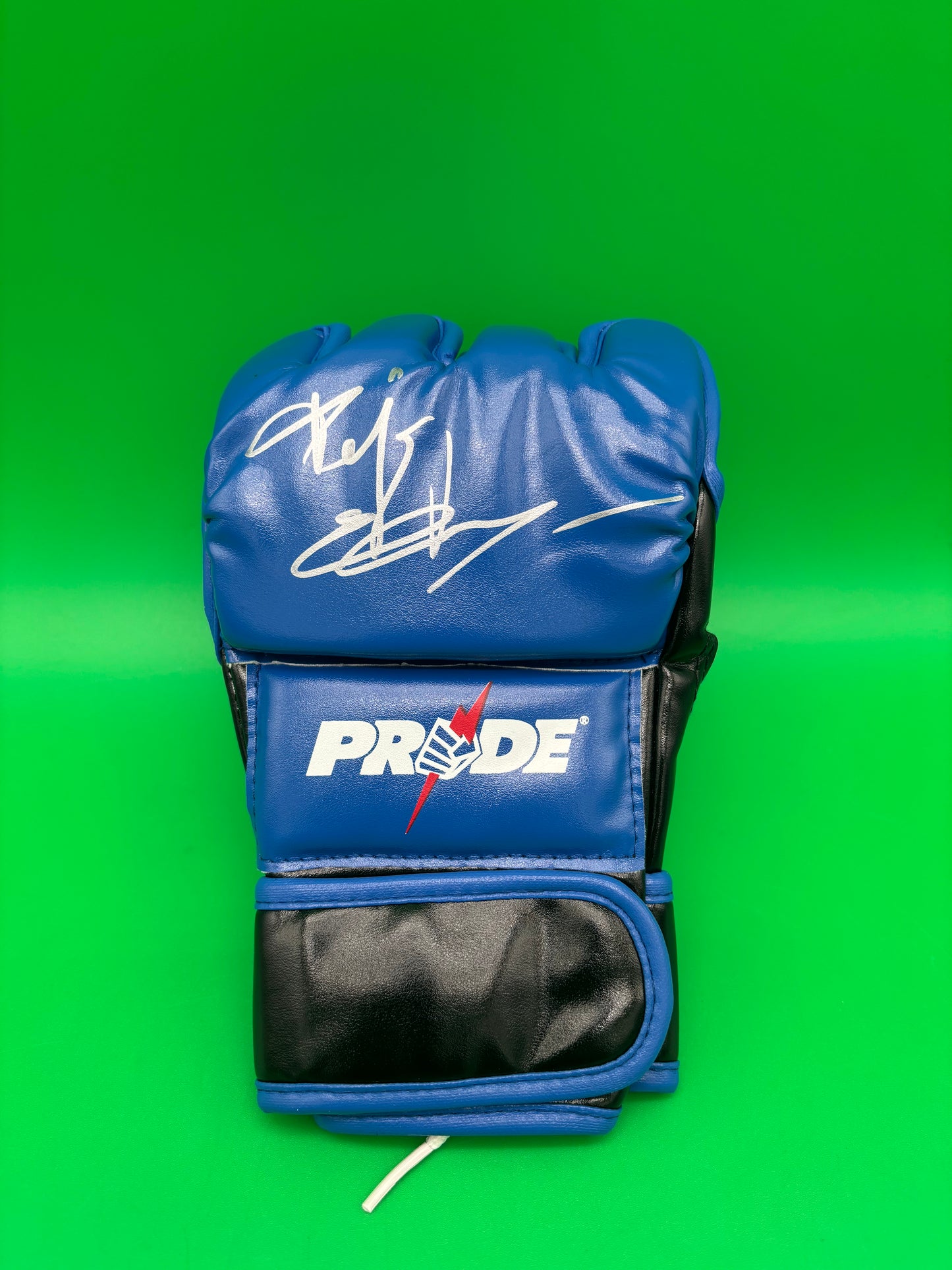 Fedor Emelianenko Signed PRIDE FC MMA Fight Glove – Beckett BAS Witnessed W010596