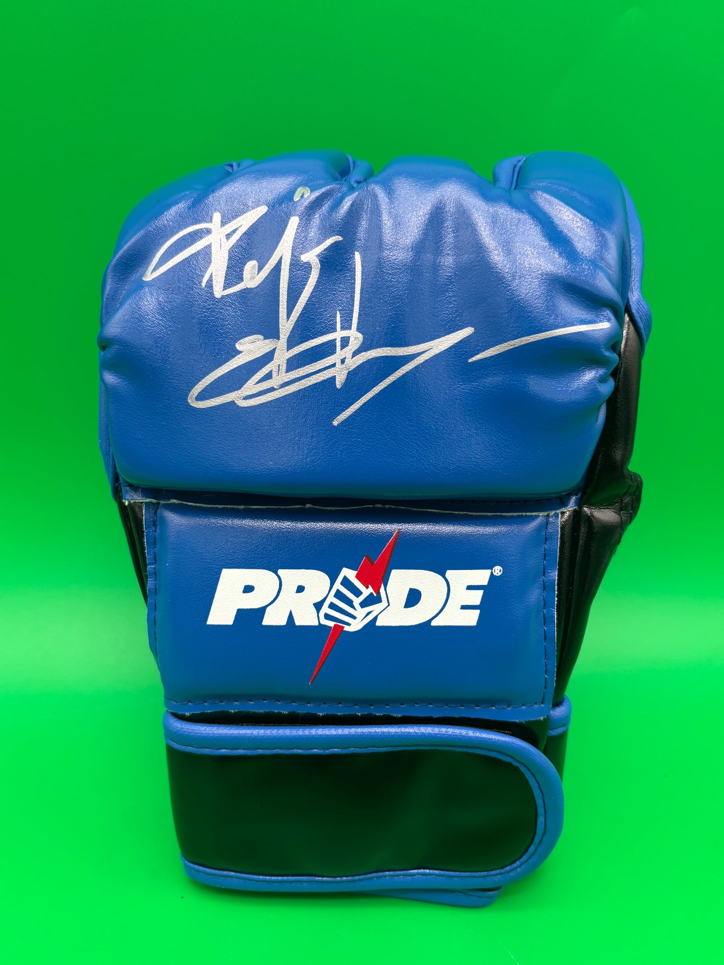 Fedor Emelianenko Signed PRIDE FC MMA Fight Glove – Beckett BAS Witnessed W010596
