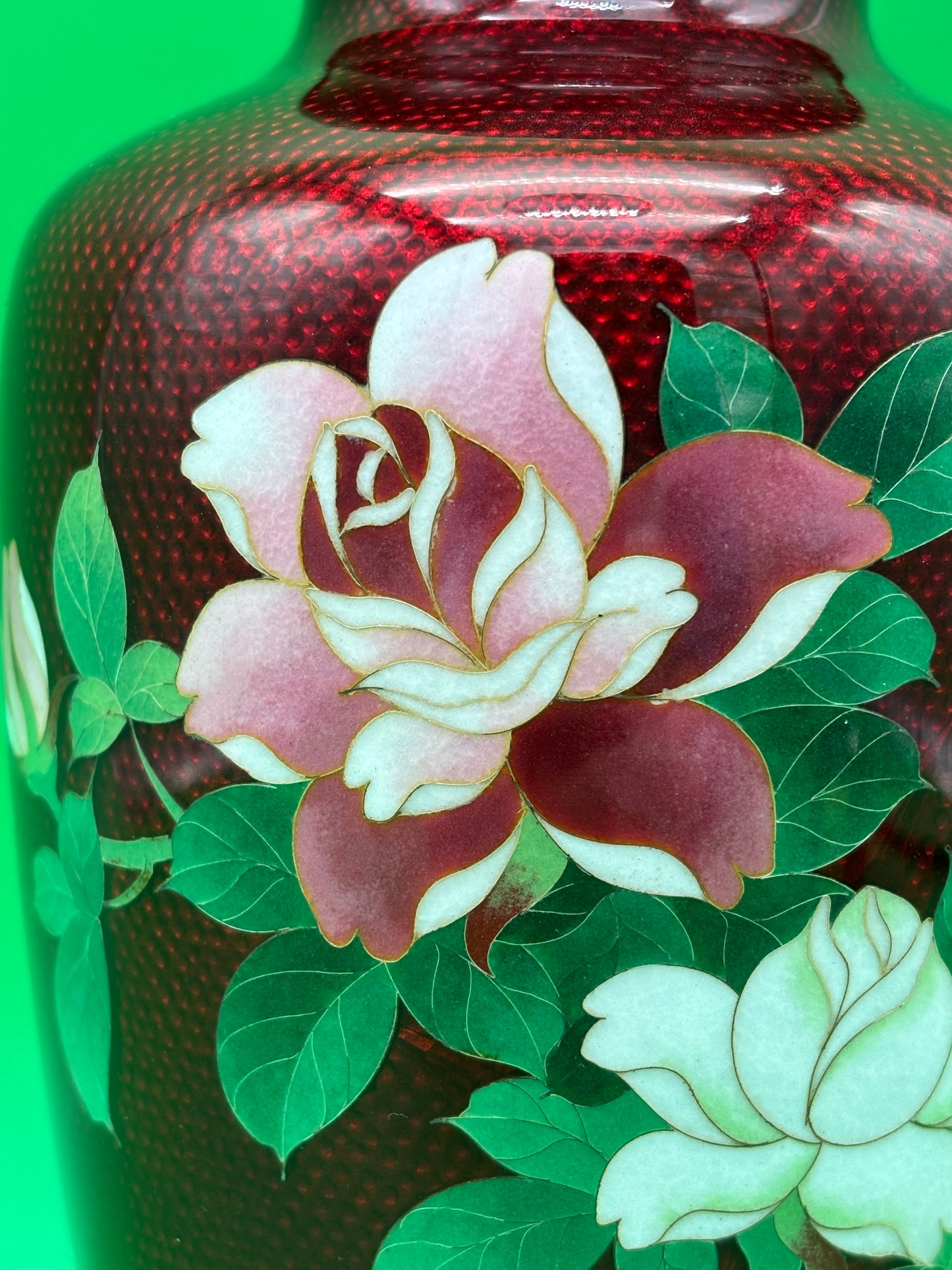 Beautiful 7 1/8'' Showa Japanese Red Gimbari Cloisonne Enamel Floral Rose Vase