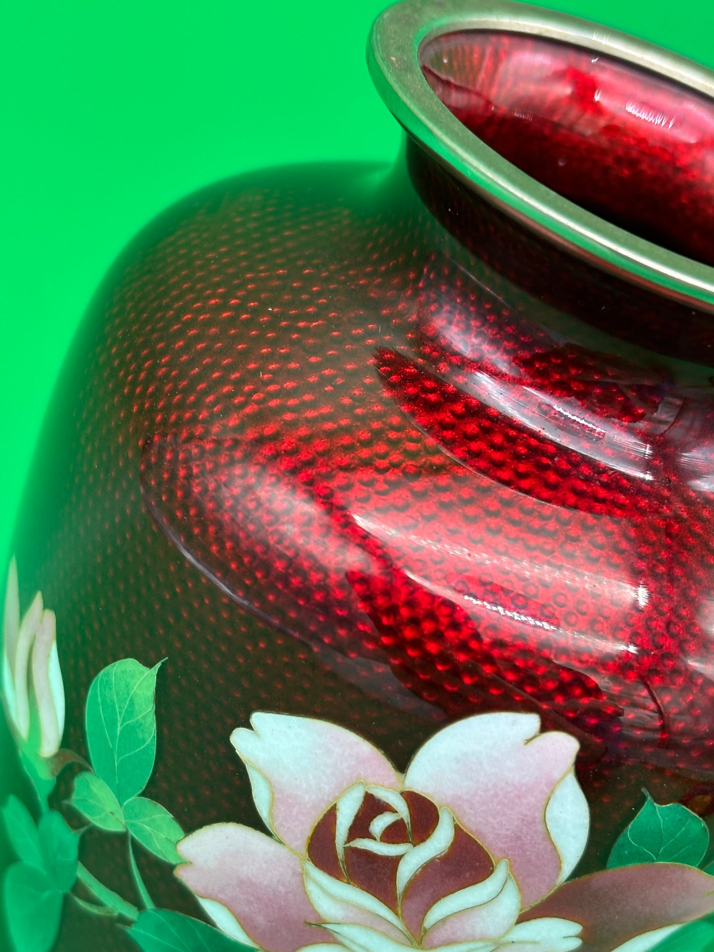 Beautiful 7 1/8'' Showa Japanese Red Gimbari Cloisonne Enamel Floral Rose Vase