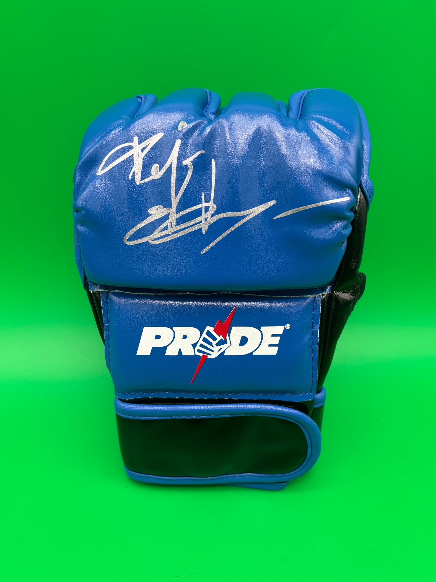 Fedor Emelianenko Signed PRIDE FC MMA Fight Glove – Beckett BAS Witnessed W010596