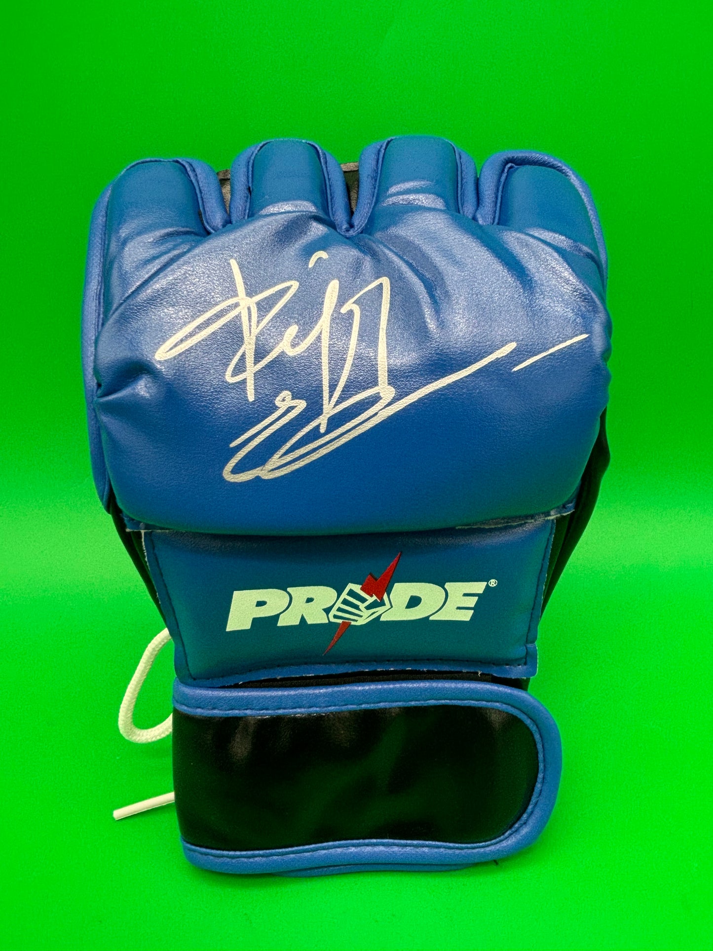 Fedor Emelianenko Autographed PRIDE FC MMA Glove Beckett BAS Witnessed W010045