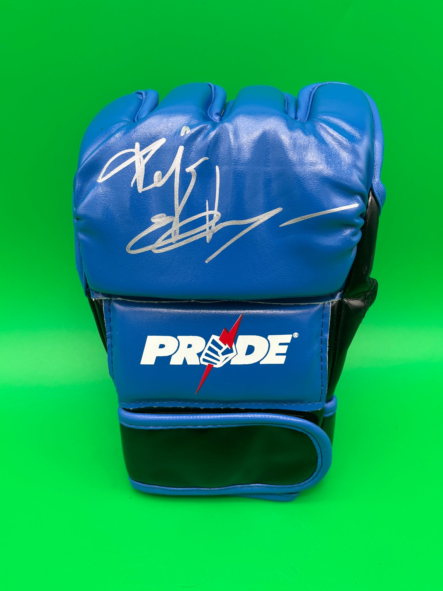 Fedor Emelianenko Signed PRIDE FC MMA Fight Glove – Beckett BAS Witnessed W010596