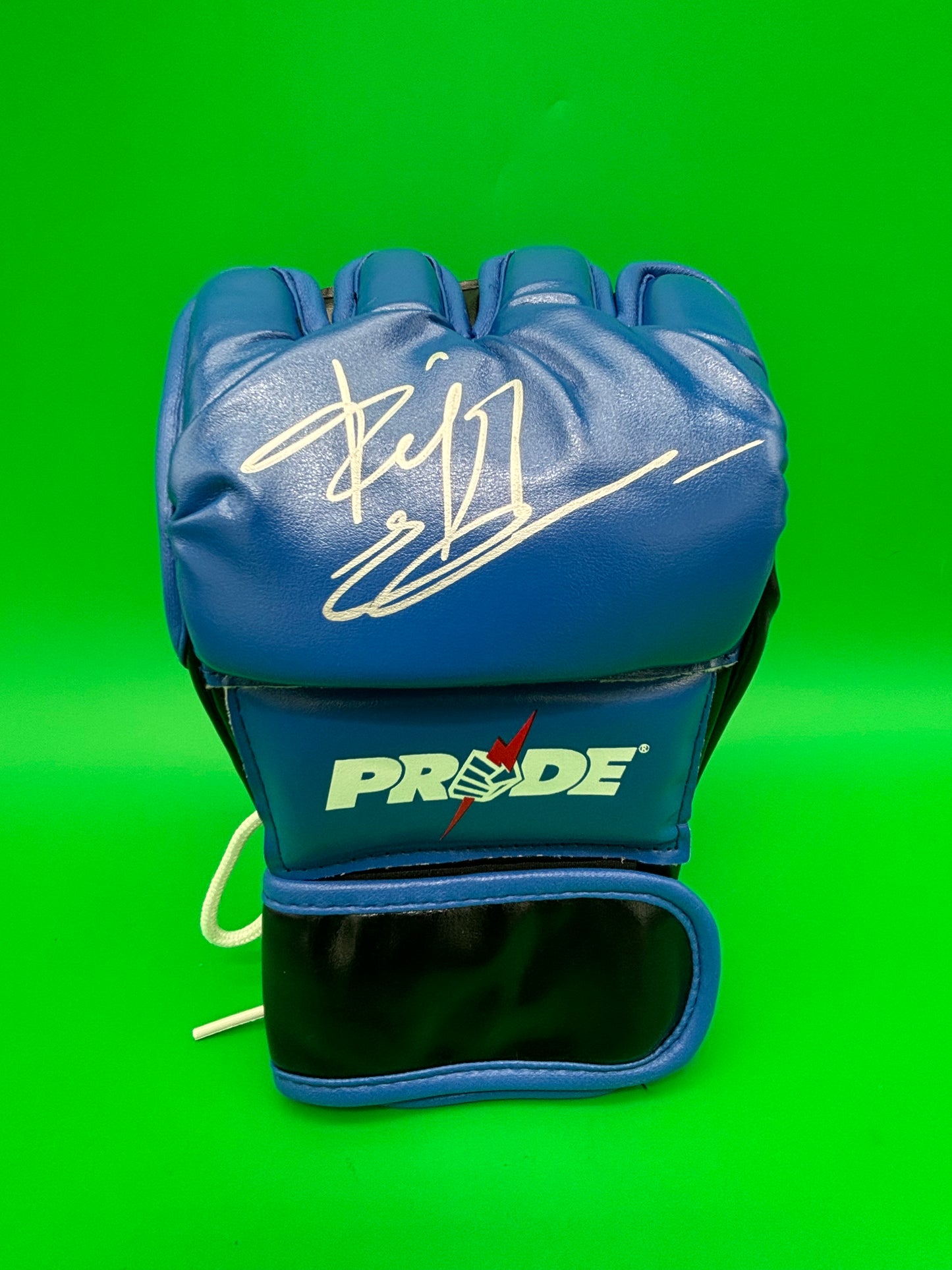 Fedor Emelianenko Autographed PRIDE FC MMA Glove Beckett BAS Witnessed W010045
